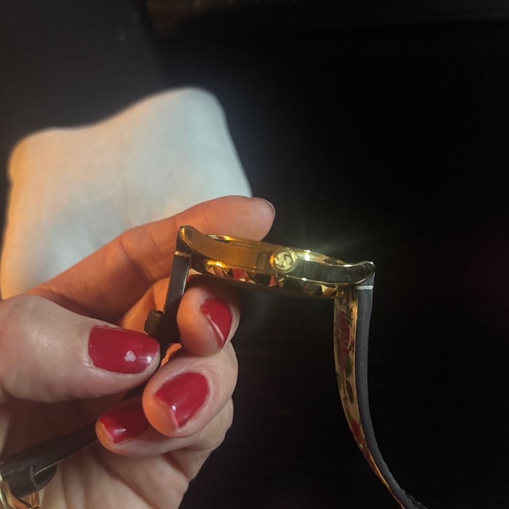 Gucci Floral Gold Women's Watch with COA - Picture 9 of 17